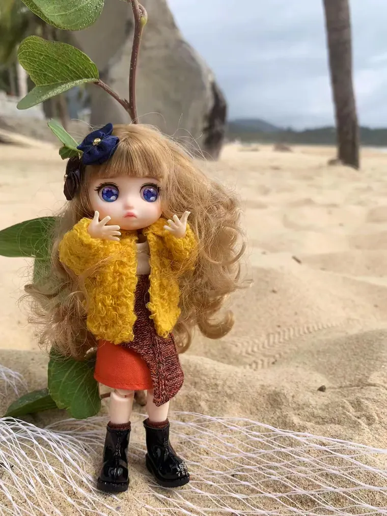 Sun-Kissed Gold in her Coffee Break outfit standing on the sand